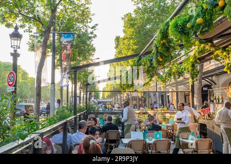 Ristorante sull'Avenue des Champs-Elysees, Parigi, Francia, Europa occidentale Foto Stock