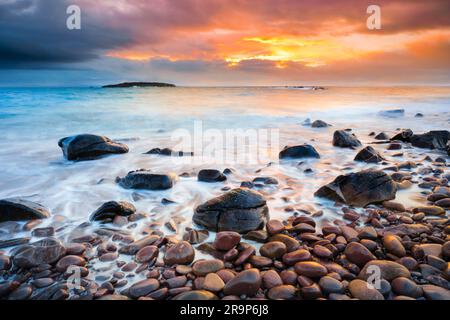 Tramonto su una spiaggia rocciosa vicino ad Achiltibuie, sulla costa occidentale della Scozia. Gran Bretagna Foto Stock