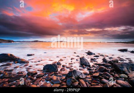 Tramonto su una spiaggia rocciosa vicino ad Achiltibuie, sulla costa occidentale della Scozia. Gran Bretagna Foto Stock