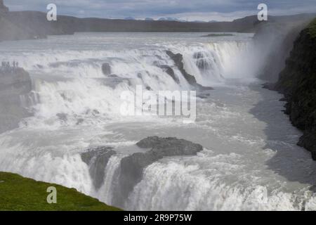 Una vista della cascata Gullfoss in Islanda Foto Stock