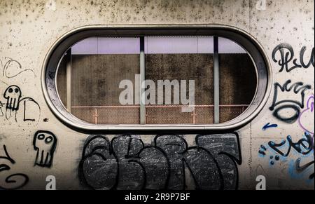 Guarda dalla finestra della stazione della metropolitana nel centro di Vienna Foto Stock