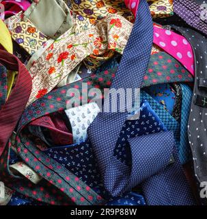 Organizzazione delle cravatte da uomo (cravatte), tra cui Charvet, Hermès, Turnbull e Asser, Duchamp, Lanvin. Foto Stock