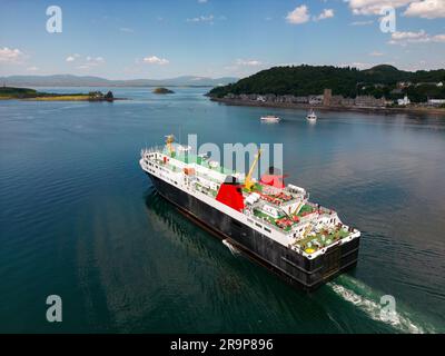 Foto aerea con drone di un grande traghetto a Oban in Scozia Foto Stock