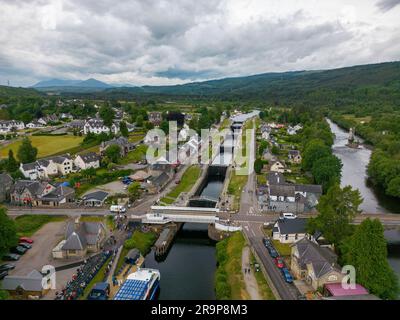 Foto aerea con drone della chiusa della barca a Fort Augustus, in Scozia. La chiusa collega il canale di caledonia con Loch Ness. Foto Stock