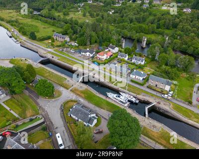 Foto aerea con drone della chiusa della barca a Fort Augustus, in Scozia. La chiusa collega il canale di caledonia con Loch Ness. Foto Stock