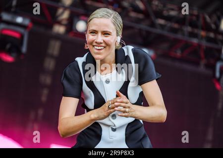 Un'esibizione di successo con la band e cantautore Dagny ai Bedford Park Concerts Foto Stock