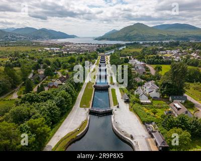 Una foto aerea con drone delle scale di Nettuno a Fort William. Si tratta di una grande chiusa che collega il Canale di Caledonia con Loch Linnhe. Foto Stock