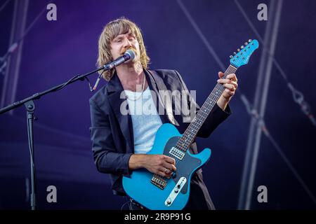 Un'esibizione di successo con la band e cantautore Dagny ai Bedford Park Concerts Foto Stock