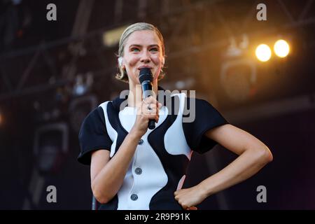 Un'esibizione di successo con la band e cantautore Dagny ai Bedford Park Concerts Foto Stock