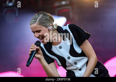 Un'esibizione di successo con la band e cantautore Dagny ai Bedford Park Concerts Foto Stock