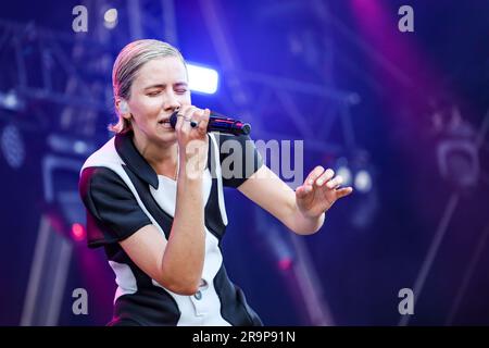 Un'esibizione di successo con la band e cantautore Dagny ai Bedford Park Concerts Foto Stock