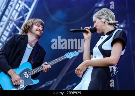 Un'esibizione di successo con la band e cantautore Dagny ai Bedford Park Concerts Foto Stock