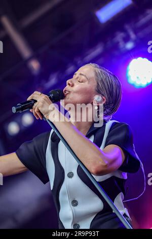 Un'esibizione di successo con la band e cantautore Dagny ai Bedford Park Concerts Foto Stock