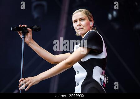 Un'esibizione di successo con la band e cantautore Dagny ai Bedford Park Concerts Foto Stock