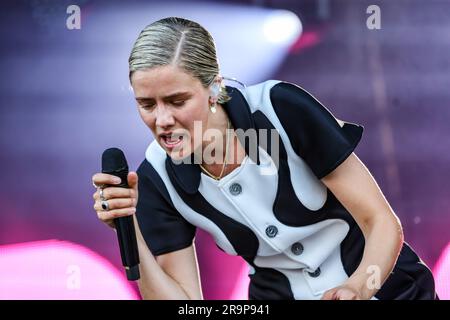 Un'esibizione di successo con la band e cantautore Dagny ai Bedford Park Concerts Foto Stock