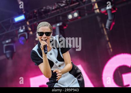 Un'esibizione di successo con la band e cantautore Dagny ai Bedford Park Concerts Foto Stock