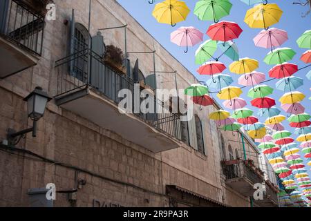 Oltre 1.000 ombrelli sono stati sparsi in tutta la città decorando lo storico centro commerciale pedonale Yoel Moshe Salomon a Gerusalemme. Foto Stock