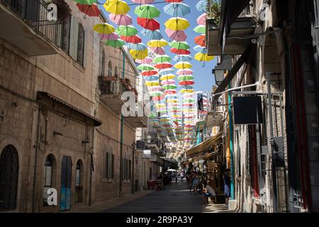 Oltre 1.000 ombrelli sono stati sparsi in tutta la città decorando lo storico centro commerciale pedonale Yoel Moshe Salomon a Gerusalemme. Foto Stock