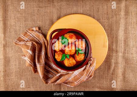 Polpette di pollo in salsa di pomodoro su fondo di sacco con spazio per la copia Foto Stock