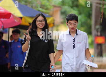 Hanoi, Vietnam. 28 giugno 2023. Examinees Walk Out of an Exam Site in Hanoi, Vietnam, 28 giugno 2023. Più di un milione di studenti in tutto il Vietnam siedono per i loro esami di laurea alle scuole superiori mercoledì, secondo il Ministero dell'istruzione e della formazione. Credito: Handout di VNA/Xinhua/Alamy Live News Foto Stock