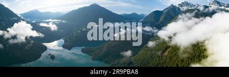 Le nuvole attraversano l'aspro paesaggio del North Cascades National Park. Questa regione montuosa del nord di Washington è assolutamente bella. Foto Stock