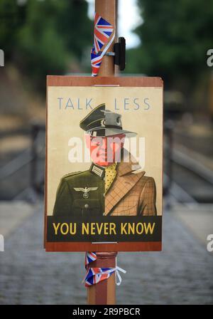 Cartello informativo della seconda guerra mondiale in occasione di un evento della ferrovia della valle di Severn 1940. Foto Stock