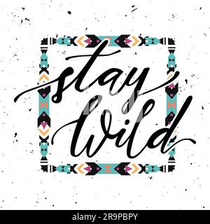 Illustrazione vettoriale con scritta "Stay Wild" disegnata a mano e cornice tribale. Poster etnico alla moda. Design calligrafico. Stile boho. Illustrazione Vettoriale