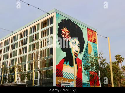 Murale gigante di Shepard Fairey sul Pierside Hotel Santa Monica California USA Foto Stock