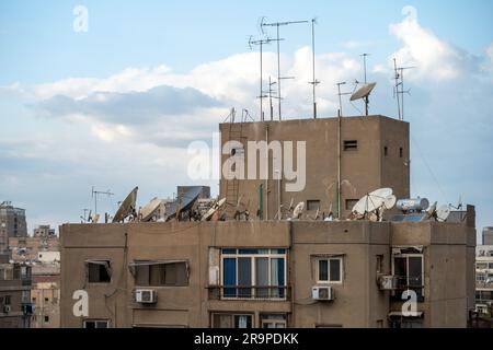 Antenne TV in cima a un edificio del Cairo Foto Stock