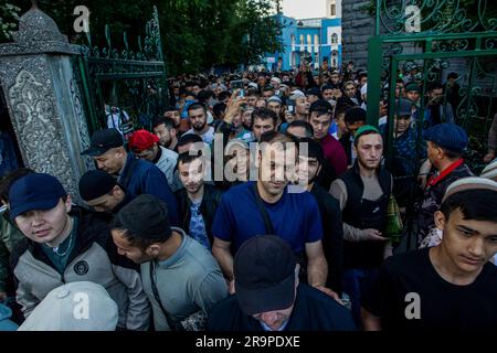 St Pietroburgo, Russia. 28 giugno 2023. I musulmani lasciano la moschea a Kronverksky Prospekt dopo la fine delle preghiere durante la celebrazione dell'Eid al-Adha. EID al-Adha è una delle principali festività musulmane, che simboleggia la fine del digiuno, celebrata dai credenti di tutto il mondo. (Foto di Artem Priakhin/SOPA Images/Sipa USA) credito: SIPA USA/Alamy Live News Foto Stock