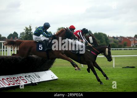 Tiger Orchid guidato da Charlie Hammond (casco rosso centrale) per vincere il Get Pull con PJ Nicholls Ssangyong handicap Chase a Worcester Races. Data foto: Mercoledì 28 giugno 2023. Foto Stock