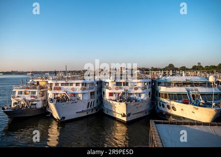Barche da crociera sul Nilo attraccate in Egitto Foto Stock