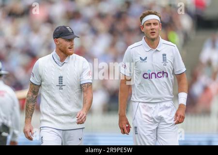 Londra, Regno Unito. 28 giugno 2023. Ben Stokes dell'Inghilterra parla a Stuart Broad of England durante il LV= Insurance Ashes test Series Second test Day 1 England V Australia al Lords, Londra, Regno Unito, 28 giugno 2023 (foto di Mark Cosgrove/News Images) a Londra, Regno Unito il 28/6/2023. (Foto di Mark Cosgrove/News Images/Sipa USA) credito: SIPA USA/Alamy Live News Foto Stock