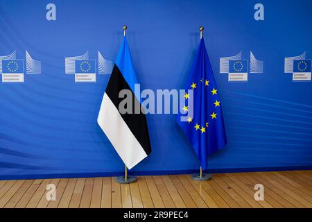 Bruxelles, Belgio. 28 giugno 2023. Bandiera europea e bandiera dell'Estonia presso la sede centrale della Commissione europea a Bruxelles, in Belgio, il 28 giugno 2023. Credito: ALEXANDROS MICHAILIDIS/Alamy Live News Foto Stock