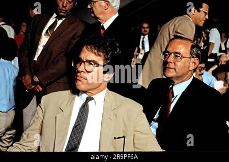 L'attore e attivista Warren Beatty, Left, e Charles Manatt, presidente del Comitato Nazionale Democratico, guardano gli atti della Convention Nazionale Democratica del 1984 al Moscone Center di San Francisco, California, lunedì 16 luglio 1984. Credito: Howard L. Sachs / CNP / MediaPunch Foto Stock