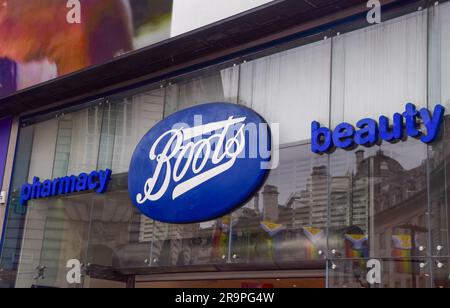 Vista generale del negozio Boots di Piccadilly Circus, mentre la catena di farmacie e prodotti di bellezza annuncia la chiusura di 300 negozi. Foto Stock