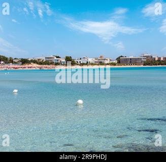 Suggestiva Torre Chianca spiaggia di sabbia bianca su Salento mare Ionio costa, Porto Cesareo, Puglia, Italia. Persone irriconoscibile. Foto Stock