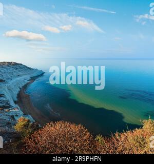 Spiaggia di sabbia sotto la famosa bianca scogliera, chiamato 'Scala dei Turchi", in Sicilia, vicino a Agrigento, Italia Foto Stock