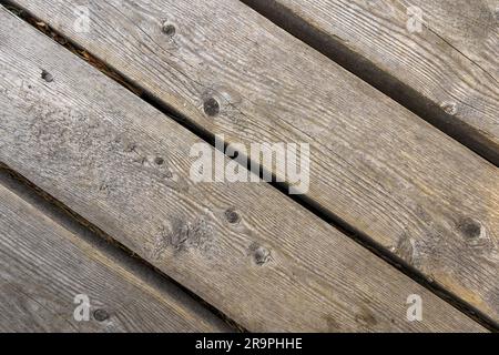 Tavole diagonali in legno grezzo all'aperto. Primo piano. Foto Stock