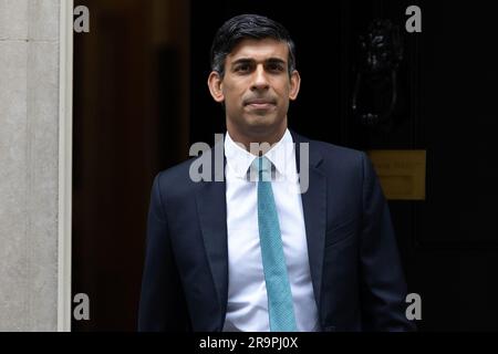 Londra, Regno Unito. 28 giugno 2023. Il primo Ministro Rishi Sunak lascia 10 Downing Street per andare al Parlamento per rispondere alle domande del primo Ministro a Londra. Credito: SOPA Images Limited/Alamy Live News Foto Stock