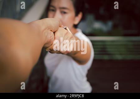 Mani di uomini e donne che si avvicinano. Foto Stock