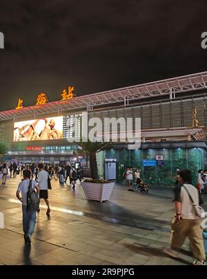 Stazione ferroviaria di Shanghai South Plaza di notte Foto Stock