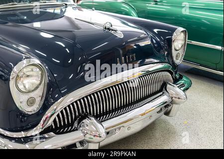 OSTRAVA, REPUBBLICA CECA - 15 SETTEMBRE 2012: Auto d'epoca Buick 50 Super Blue dal 1954 in mostra rétro con paraurti cromato Foto Stock