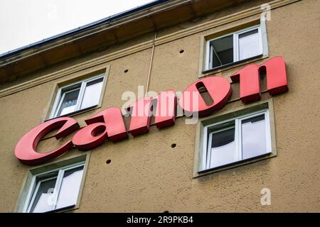 OSTRAVA, REPUBBLICA CECA - 21 GIUGNO 2023: Logo della società di macchine fotografiche e stampanti Canon su un edificio Sorela Foto Stock