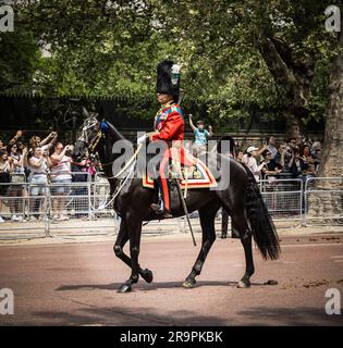 Il re Carlo III a cavallo durante il suo primo Trooping the Colour, Londra, Regno Unito, 2023 Foto Stock