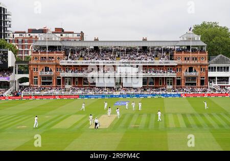 L'australiano Usman Khawaja è guidato dall'inglese Josh Tongue durante il primo giorno del secondo test match di Ashes al Lord's di Londra. Data foto: Mercoledì 28 giugno 2023. Foto Stock