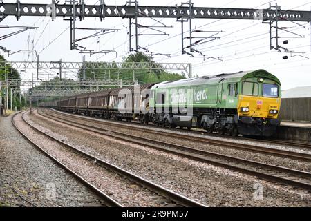 La Green HVO alimentò la DB Cargo Class 66 66004 che operava a Dollands Moor con la Ditton Foundry Lane passando attraverso la Rugeley Trent Valley il 28 giugno 2023 Foto Stock