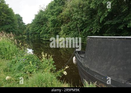 Chiatta sul canale sull'acqua Foto Stock