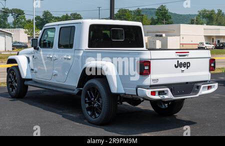 Un SUV 4x4 Jeep Gladiator bianco in vendita presso una concessionaria di Warren, Pennsylvania, USA Foto Stock