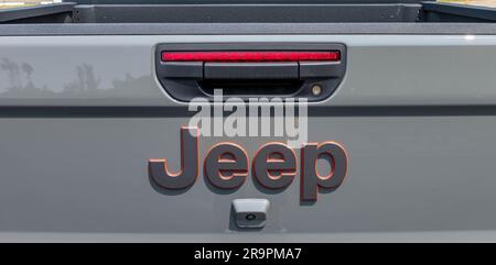 Portellone Tan Jeep Gladiator con il logo Jeep visualizzato Foto Stock